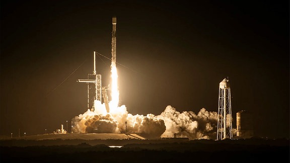 SpaceX startet mit einer Falcon-9-Rackete und schickt die Mondmission IM-1 von Intuitive ins Weltall.