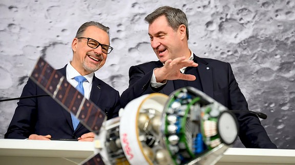 Der Esa-Generaldirektor Josef Aschbacher (l.) mit dem bayrischen Ministerpräsidenten Markus Söder (r.) vor einem Modell des Orion-Raumschiffs für die Artemis-Mondmissionen.