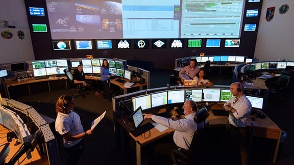 Blick in das Columbus-Kontrollzentrum, das sich im Deutschen Raumfahrt-Kontrollzentrum des DLR in Oberpfaffenhofen befindet. Hier soll auch das Mond-Kontrollzentrum entstehen. 