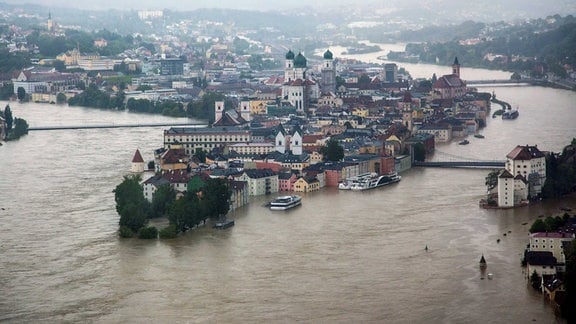 Zusammenfluss von Inn, Donau und Ilz bei der Altstadt von Passau mit Kloster und Rathaus, überflutet beim Jahrhunderthochwasser im Juni 2013