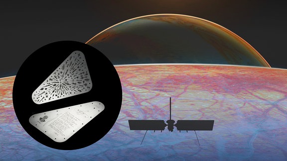 Eine Weltraum-Collage von der Nasa-Mission Europa Clipper und dem Artefakt, dass die Behörde zum Jupitermond Europa schicken wird.
