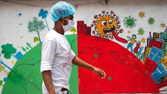 Ein Passant mit Maske in Bangladesh