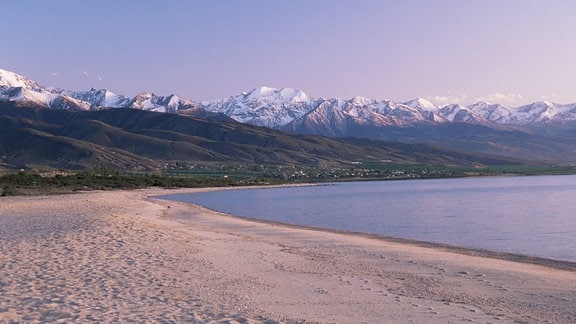 Yssykköl-See und Tian Shan-Gebirge in Kirgisien