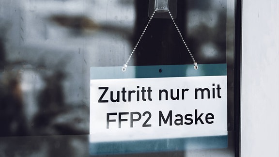 Ein Schild mit der Aufschrift: Zutritt nur mit FFP2-Maske