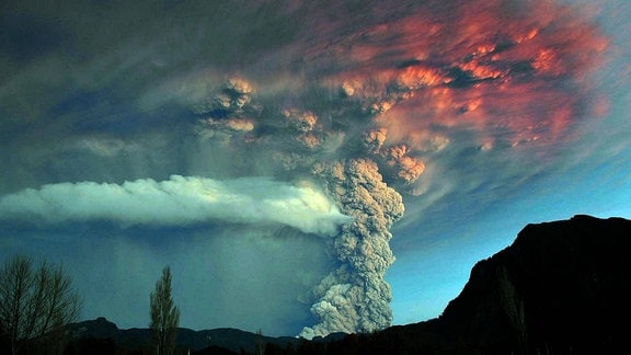 Ausbruch des Vulkans Puyehue bei Rininahue in den südchilenischen Anden.