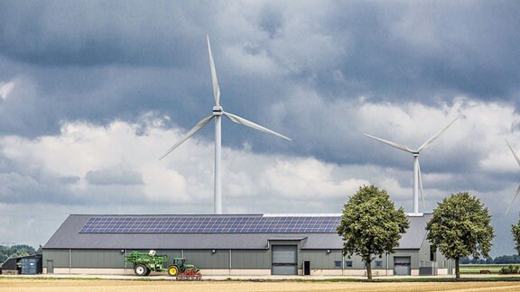 Windkraft und Solarenergie auf einem Bauernhof