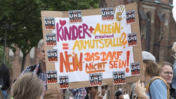 Alleinerziehende demonstrieren under dem Motto ES REICHT FÜR UNS ALLE gegen Benachteiligung und Kinderarmut in Berlin.