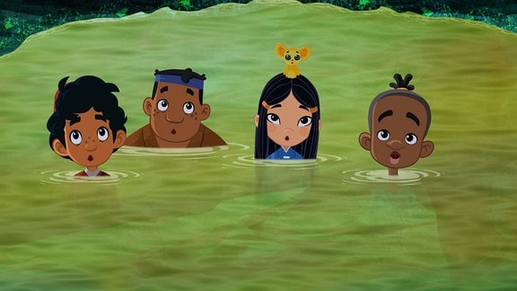 Shila, Luigi und Marco stehen in einer Höhle im Wasser