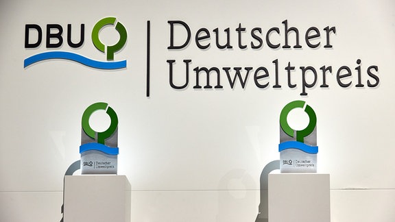 Zwei Trophäen, stehen vor Beginn der Verleihung des Deutschen Umweltpreises der Deutschen Bundesstiftung Umwelt (DBU) auf Podesten auf der Bühne.