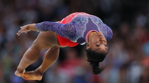 Weltklasse-Turnerin Simone Biles hat selbst unter sportbedingten psychischen Belastungen gelitten