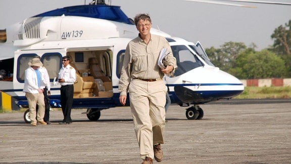 Microsoft-Mitbegründer Bill Gates kommt am Flughafen Patna in Bihal, Indien an.