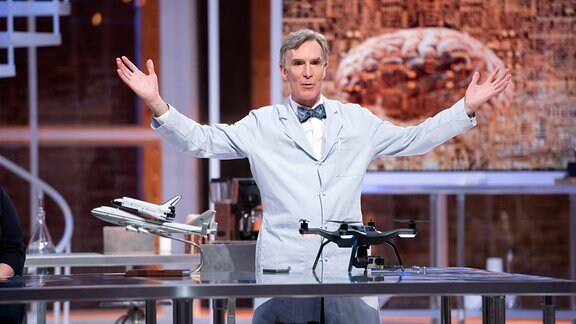 Bill Nye in einer Szene der Sendung - ''Bill Nye saves the World''
