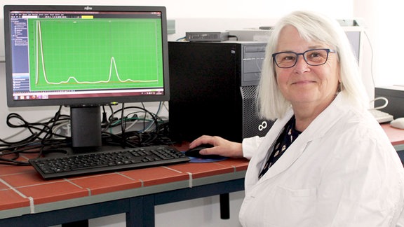 Prof. Birgitta Wöhrl am Rechner im Labor