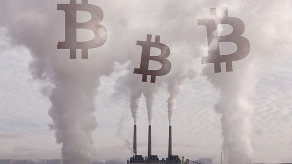 Fabrik mit Schornsteinen am Horizont, hohe Emmisionswolken in die das Bitcoin-Symbol – ein B mit zwei Strichen durch wie bei Dollar – hineinmontiert wurde