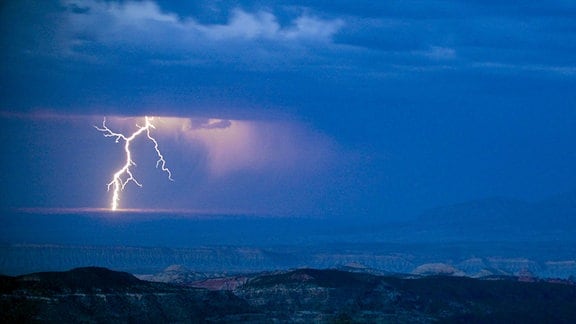 Blitze über der Wüste von Utah