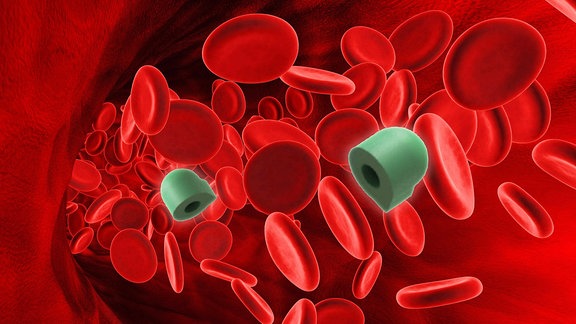 Perspektive in der Blutbahn mit vielen roten Blutplättchen, die entgegengeflossen kommen und zwei Kapselförmigen Mikrorobotern in grün, die hineinmontiert wurden.