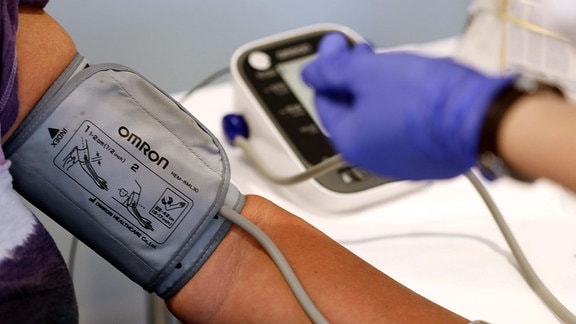 29.05.2020 , Erfurt, Blutspende  im Bild: vor der Spende wird der Blutdruck gemessen