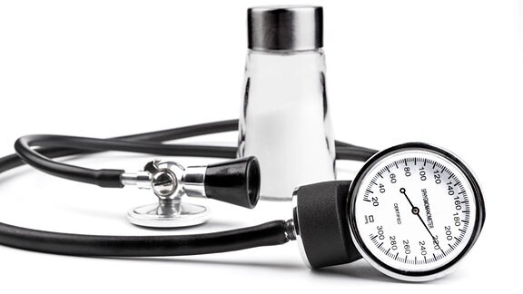 Blutdruckmessgerät und Salzstreuer