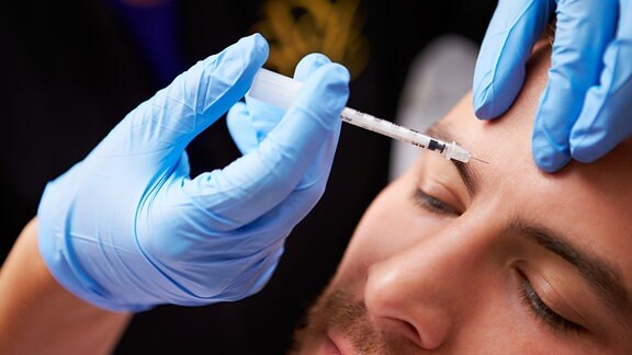 Mann bei einer Botox-Behandlung