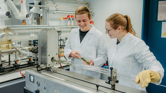 Ein Mann und eine Frau arbeiten in einem Labor