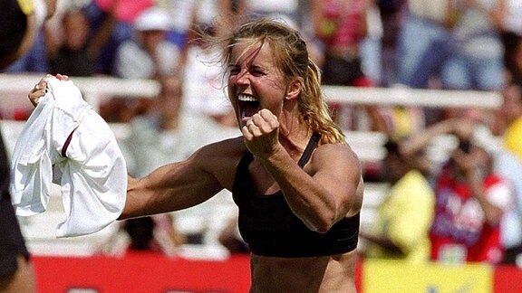 Brandi Chastain (USA) jubelt nach ihrem entscheidenden Elfmetertreffer und dem Titelgewinn im WM-Finale 1999