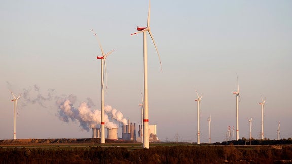 RWE-Kraftwerk Neurath hinter Windrädern