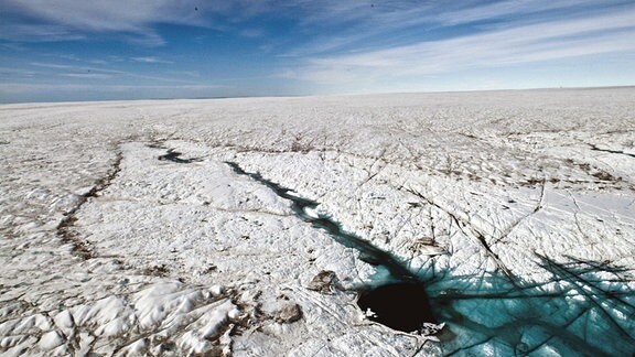 Eine Eislandschaft, die sich ohne Erhebungen bis zum Horizont hinzieht. 