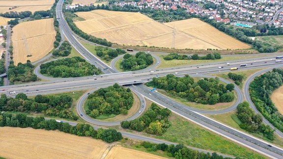Das Bild zeigt zwei sich kreuzenden Autobahnen mit den vier geschwungenen Verbindungsstücken zwischen den einzelnen Spuren. 