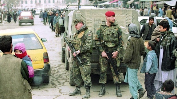 Deutsche ISAF Soldaten patrouillieren 2003 in Kabul.