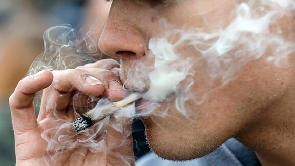 Eine Mann raucht einen Joint