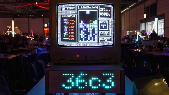Die Kurzbezeichnung 36C3 steht an einem Stand unter einem Computerspiel zum 36. Chaos Communication Congresses auf dem Leipziger Messegelände.