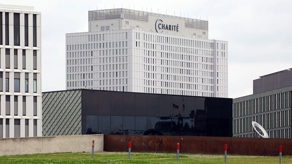 Bettenhaus der Charité mit Schriftzug in Berlin Mitte