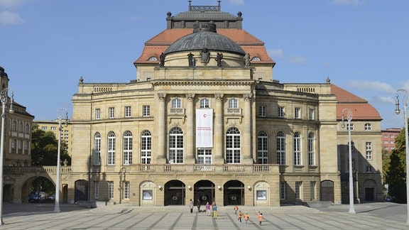 Blick auf das Chemnitzer Opernhaus vor blauem Himmel