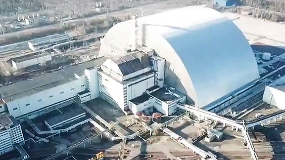 Luftaufnahme der Reaktorruine von Tschernobyl mit der neuen Schutzhülle "New Safe Confinement".