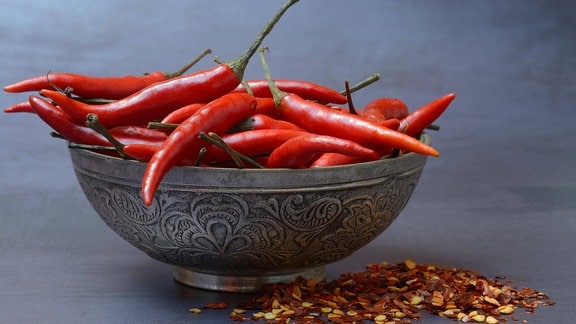 Chilischoten in Schale und Chiliflocken