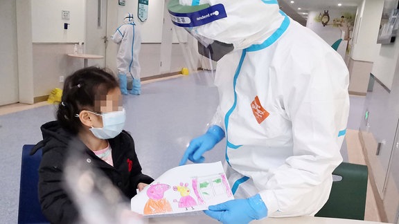 Ein mit dem Corona-Virus infiziertes Mädchen schenkt der Krankenschwester Yang Liu ein Bild.