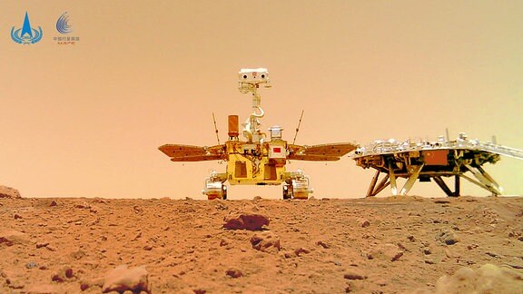 Selfie des ersten cinesischen Mars-Rovers Zhurong mit Landeplattform, 2021