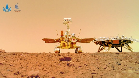 Selfie des ersten cinesischen Mars-Rovers Zhurong mit Landeplattform, 2021
