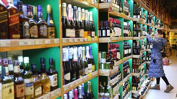 Eine Chinesin kauft in einem Laden in Peking importierten Alkohol ein.