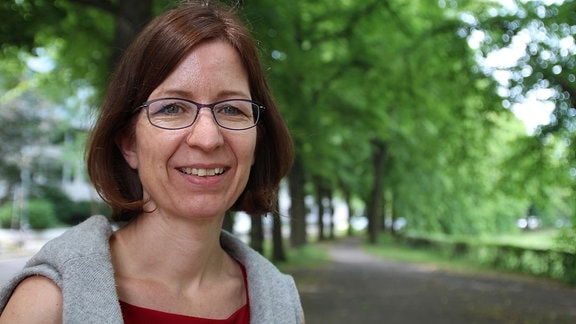 Porträtaufnahme einer Wissenschaftlerin mit schulterlangen braunen Haaren und Brille vom Deutschen Zentrum für integrative Biodiversitätsforschung.