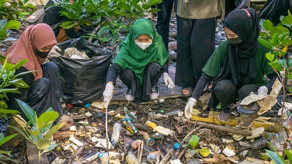 Frauen sammeln Müll ein im Wald in Kendari, Südost-Sulawesi, Indonesien