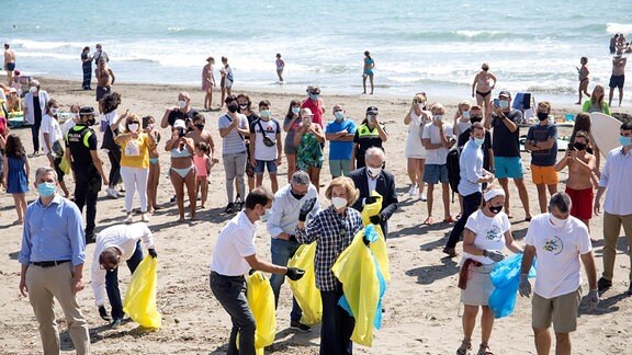 Spaniens Königin Sofia beteiligt sich mit mehreren Freiwilligen an der Reinigung eines Strandes in der Stadt Rincon de la Victoria, Malaga, Südspanien, 2020.