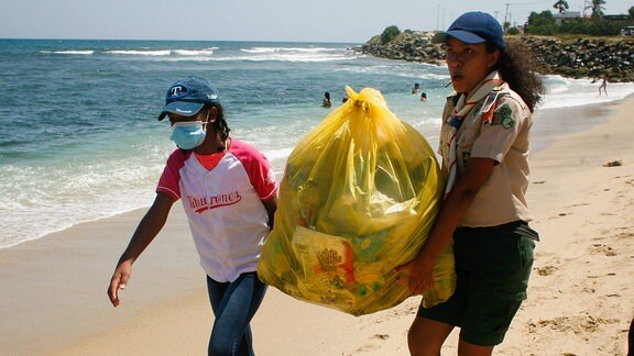 Müll einsammeln am Strand in Venezuela.