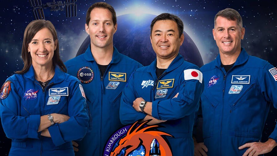Von links nach rechts: NASA Astronaut Megan McArthur, ESA (European Space Agency) Astronaut Thomas Pesquet, JAXA (Japan Aerospace Exploration Agency) Astronaut Akihiko Hoshide und NASA Astronaut Shane Kimbrough 