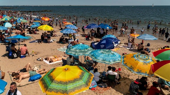 New Yorker suchen Abkühlung am Strand von Coney Island