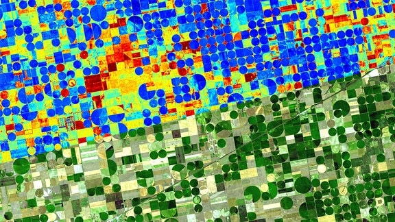 Dieses Bild zeigt eine Landkarte vom Weltraum aus aufgenommen. Der obere Bereich zeigt eine visuelle Hitzekarte (Heatmap Visual) mit blauen, roten, orangen und grünen Bereichen in Kachelform. Der untere Bereich zeigt wie die Landschaft für das menschliche Auge aussieht.