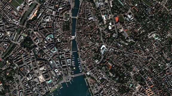 Eine visual Satellitenaufnahme einer Stadt.