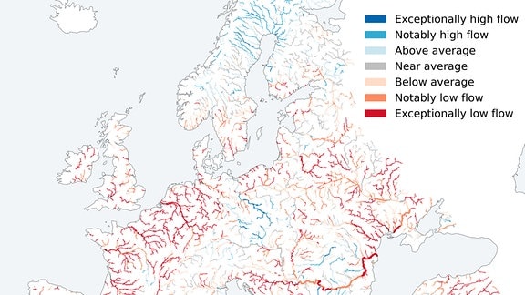  Monatliche durchschnittliche Abflussanomalien der Flüsse für August 2022. Es werden nur Flüsse mit einem Einzugsgebiet von mehr als 1.000 km2 gezeigt.