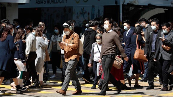 maskierte Menschen auf der Straße in Hongkong