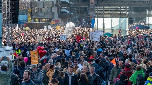 Die sogenannte Querdenken Bewegung demonstriert gegen die Corona-Maßnahmen im Leipziger Stadt-Zentrum, 2020.